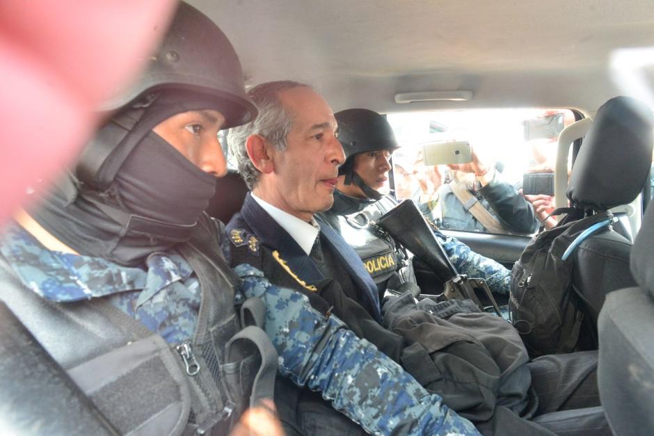 Álvaro Colom fue trasladado a la Torre de Tribunales por el caso Transurbano. (Foto: Jesús Alfonso/Soy502)