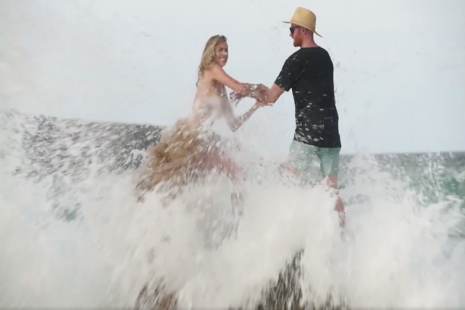 Aunque un asistente de producción quiso ayudarla, ella cayó de la roca en donde se encontraba. (Imagen: captura de pantalla)