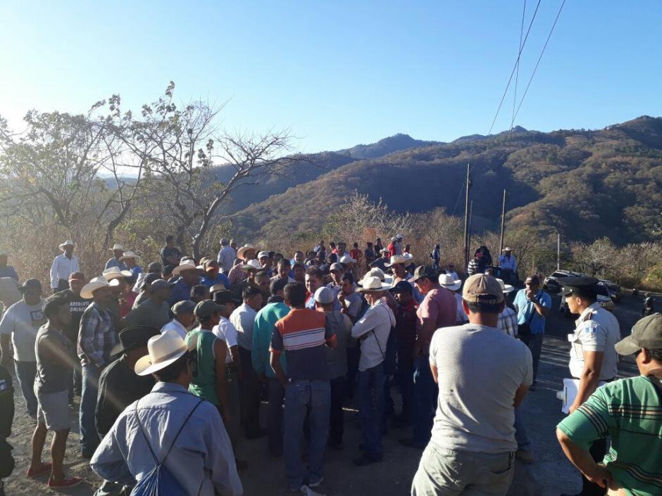 Tras una mediación entre pobladores de Ayarza y delegados de la PDH fueron liberados los directivos de Minera San Rafael. (Foto: Comunicación PDH)