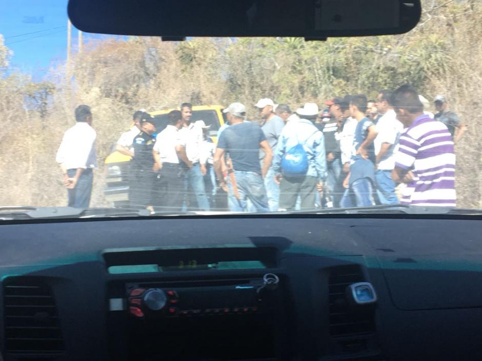 Los rehenes llevan más de una hora dentro del vehículo. (Foto: Soy502)