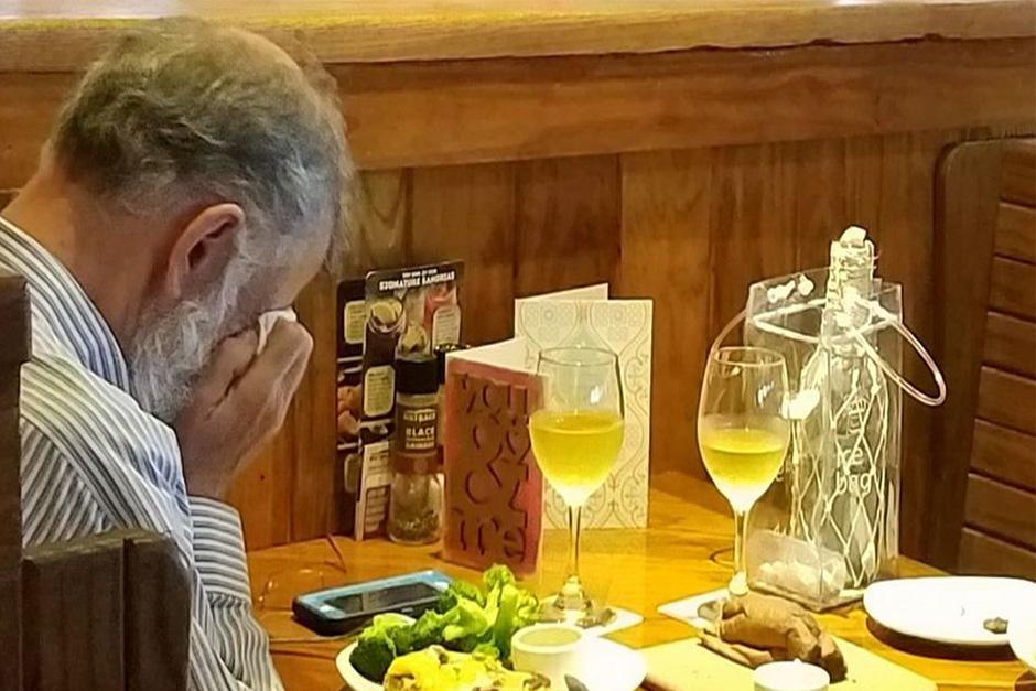 La fotografía fue publicada por una de las personas que se encontraba en el restaurante (Foto: Facebook)