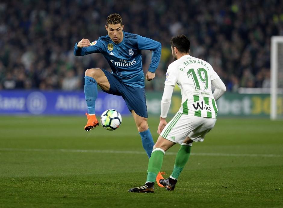 El Real Madrid está sufriendo en la cancha del Betis ya que está abajo en el marcador dos goles contra uno. (Foto: AFP)