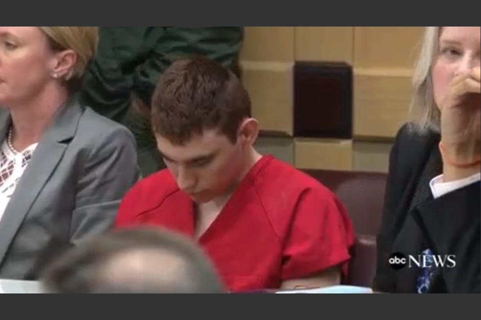 Nikolas Cruz solo respondió de forma breve a las preguntas de su abogada. (Foto: captura de pantalla)