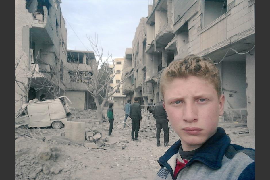 Este joven con 15 años denuncia lo que pasa en su natal ciudad de Guta Oriental, Siria. (Foto: Twitter @muhammadnajem20)