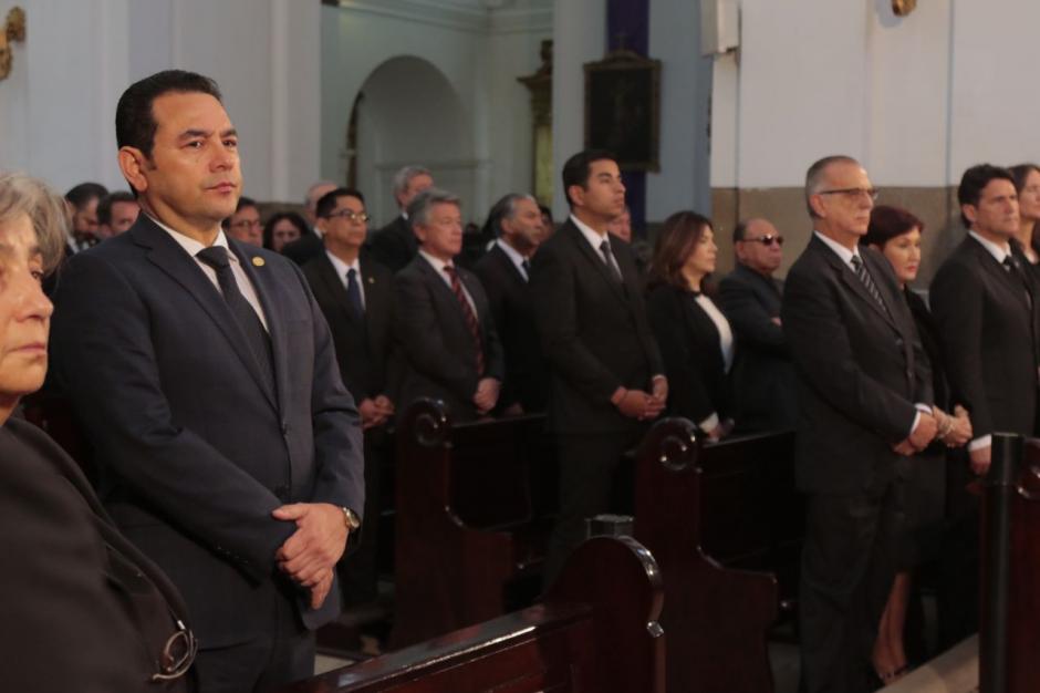 El presidente Jimmy Morales acudió a las honras fúnebres de monseñor Óscar Julio Vian Morales. (Foto: Alejandro Balán/Soy502) 