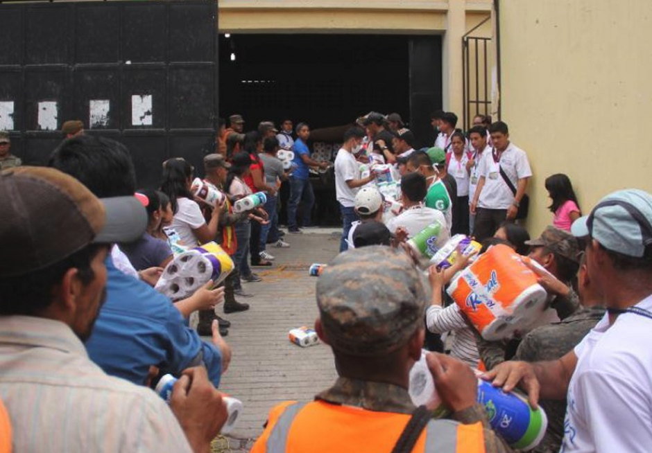 Decenas de personas forman una fila para ingresar las donaciones que recibieron los afectados por el volcán. (Foto: Archivo/Soy502)