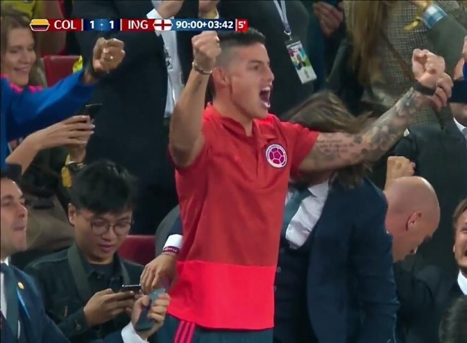 El delantero colombiano James Rodríguez festeja el gol del empate cafetero. (Foto: Twitter)