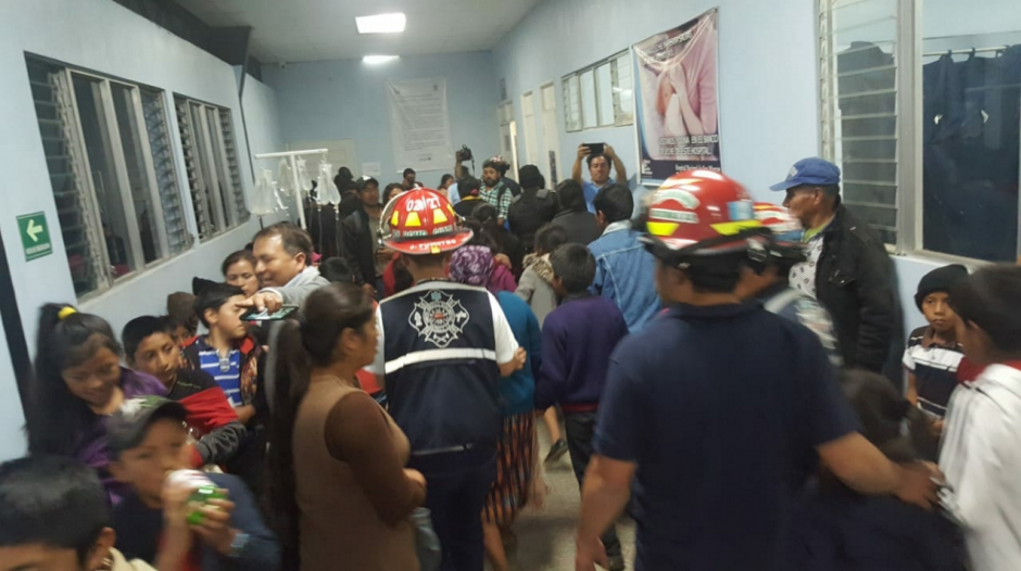 Los niños recibieron refacción escolar. (Foto: Bomberos Departamentales) 