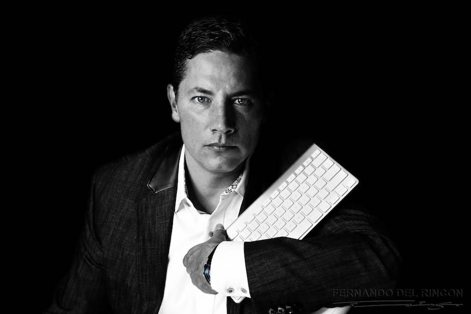 El periodista publicó un video para aclarar rumores sobre su estado de salud, además, indicó cuando volverá a los estudios de grabación. (Foto: Facebook/Fernando Del Rincón)