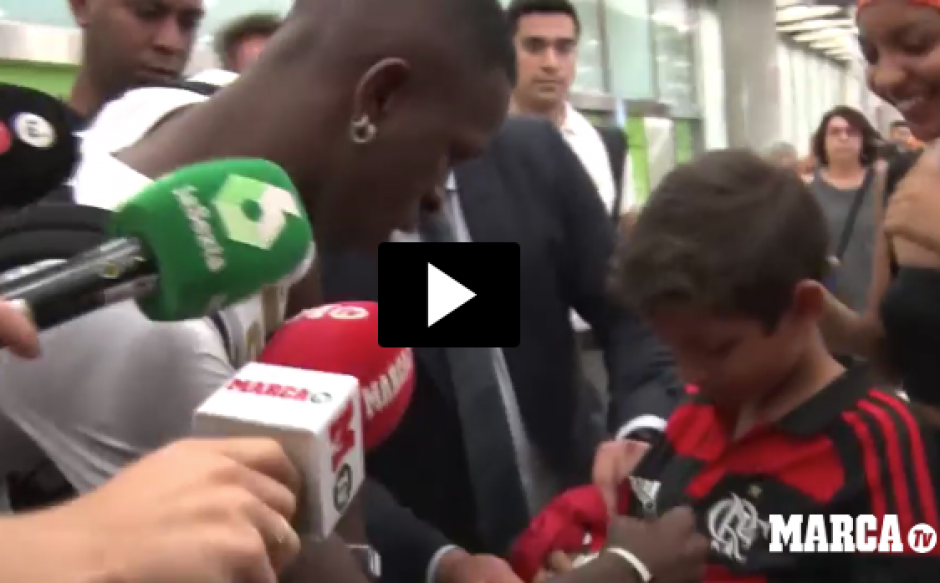 Vinícius nuevo fichaje del Real Madrid dio su primer autógrafo en España. (Foto: Captura de video)