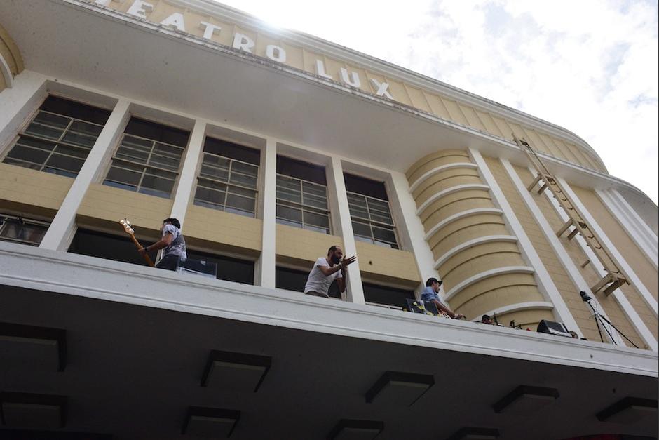 Bohemia Suburbana sorprendió a los transeúntes de La sexta con un concierto. (Foto: Jesús Alfonso/Soy502) 