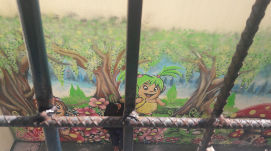 Uno de los menores recluidos en el Centro Residencial de la zona 1 se posa sobre una de las áreas de descanso, la cual está resguardada con rejas para que no se escapen del lugar. (Foto: Disability Rights International)