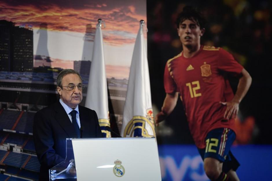 Florentino Pérez, presidente del Real Madrid, durante la presentación de Álvaro Odriozola. (Foto: AFP)