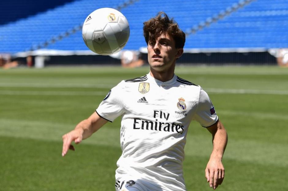 Álvaro Odriozola hizo su presentación en el césped del Santiago Bernabéu. (Foto: AFP)