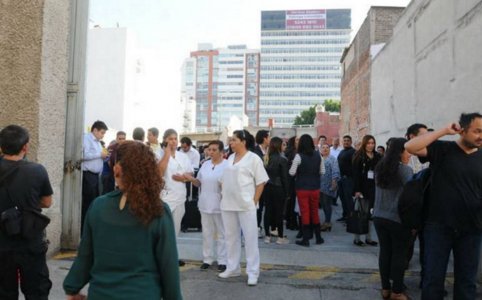 Cientos de mexicanos salieron a las calles debido al movimiento telúrico. (Foto: captura de pantalla) 