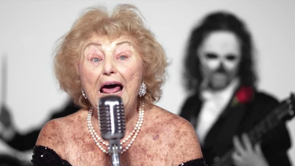 Inge Ginsberg tiene 96 años, vive en Nueva York y además de cantar Heavy Metal, sobrevivió al holocausto. (Foto: The New York Times)