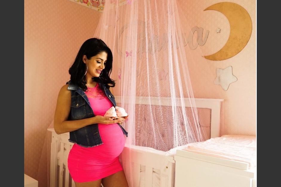 Kimberly Flores tiene ocho días de haber dado a luz. (Foto: Instagram)