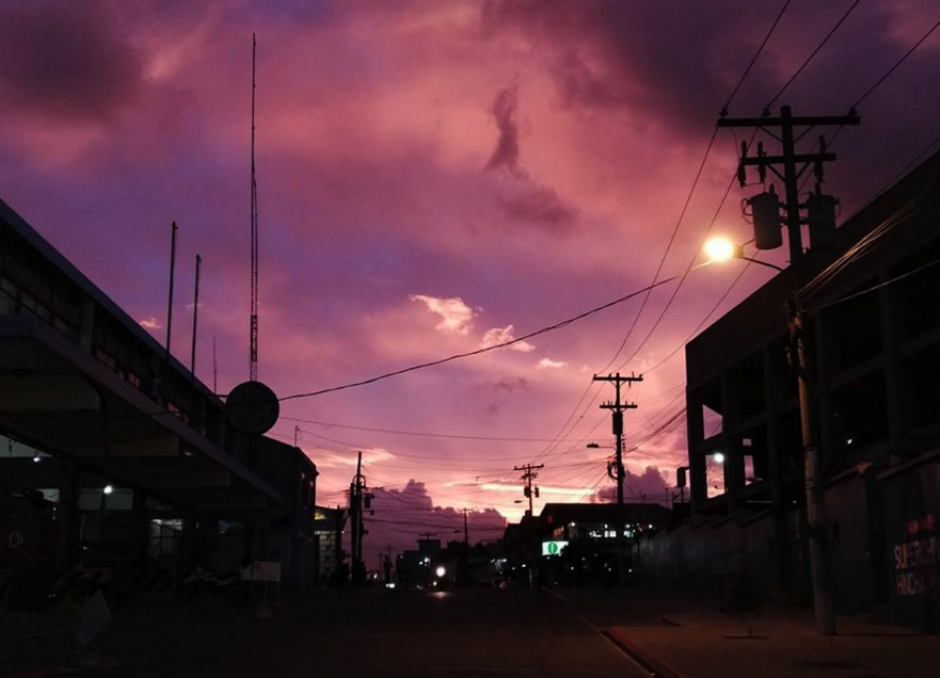 La tarde del jueves, varios residentes de Quetzaltenango subieron las imágenes del hermoso atardecer. (Foto: Stereo100) 