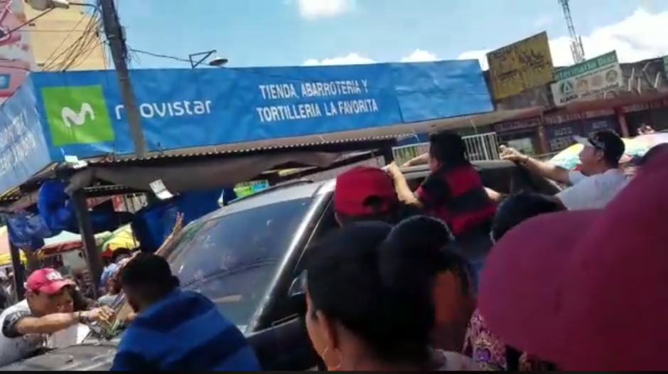 Las personas se abalanzan al vehículo desde donde alguien tira dinero al aire. (Foto: captura pantalla) 