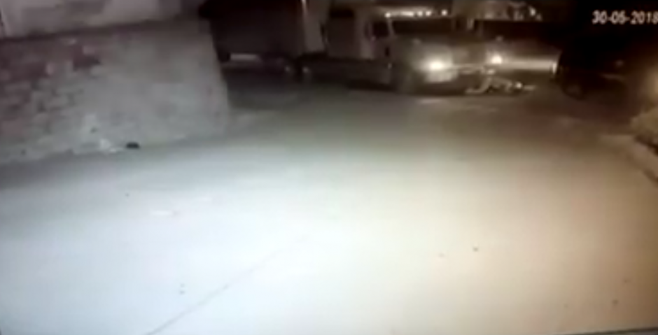 El motorista se encontraba haciendo la fila correspondiente cuando fue embestido. (Foto: captura de pantalla) 