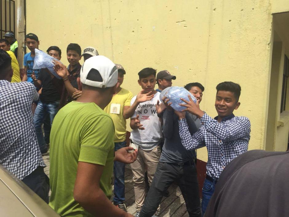 Miles de personas se unieron para ayudar. (Foto: Fredy Hernández/Soy502) 