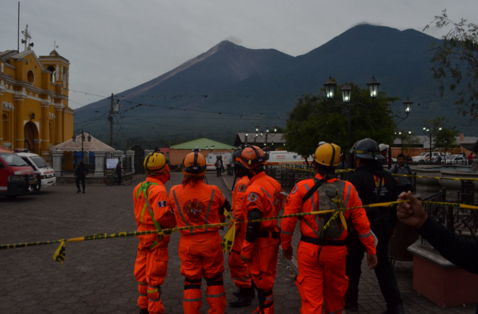 Los cuerpos de socorro se unieron en oración para reactivar labores. (Foto: Bomberos Voluntarios) 