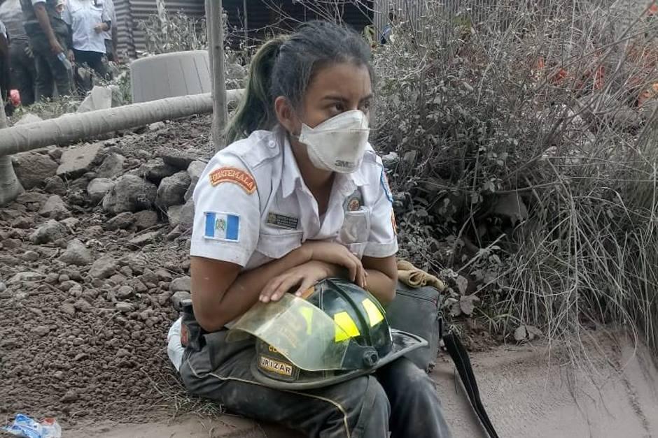 La bombera Urízar se muestra exhausta ante las labores de rescate. (Foto: captura de Twitter) 
