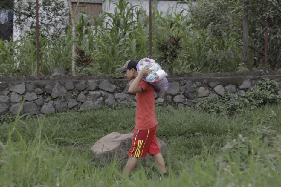 Un grupo de damnificados denunció que personal de la Conred les quitó las donaciones particulares que habían recibido. (Foto: Alejandro Balán/Soy502)
