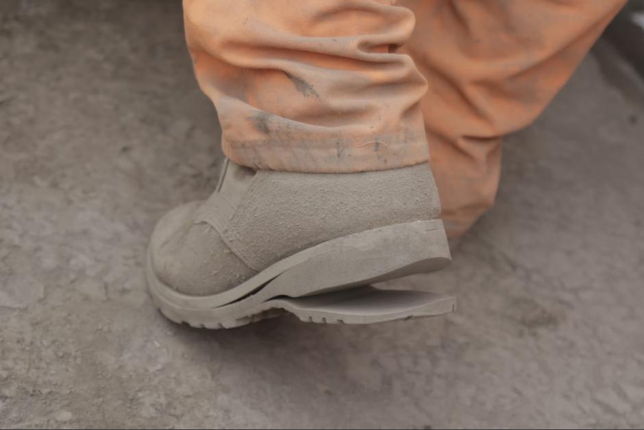 Las altas temperaturas causaron que el calzado de los socorristas se despegara o derritiera. (Foto. Alejandro Balán/Soy502)