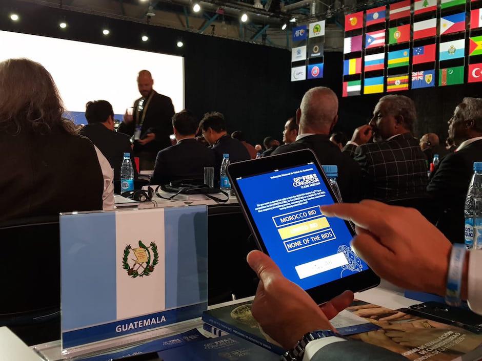 Momento en el que Juan Carlos Ríos, de la Fedefut, vota a favor de Estados Unidos, México y Canadá. (Foto: Fedefut)