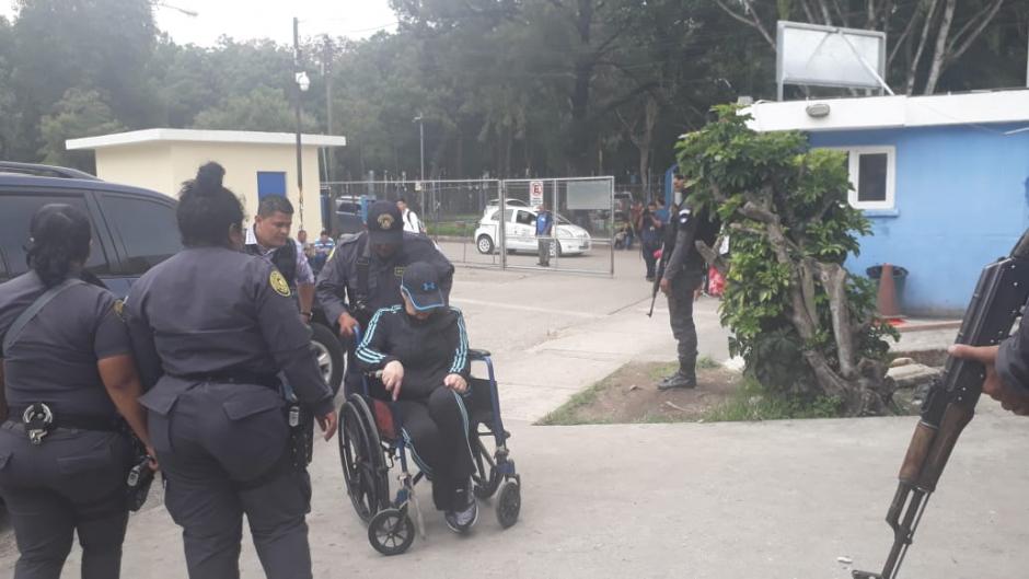 Roxana Baldetti llegó en silla de ruedas al hospital Roosvelt. (Foto: Cortesía) 