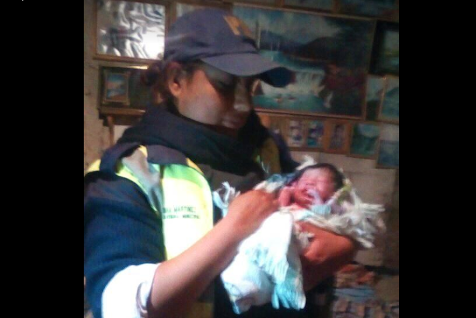 La valiente mujer atendió a una mujer que estaba a punto de dar a luz en Mixco. (Imagen: captura de pantalla)