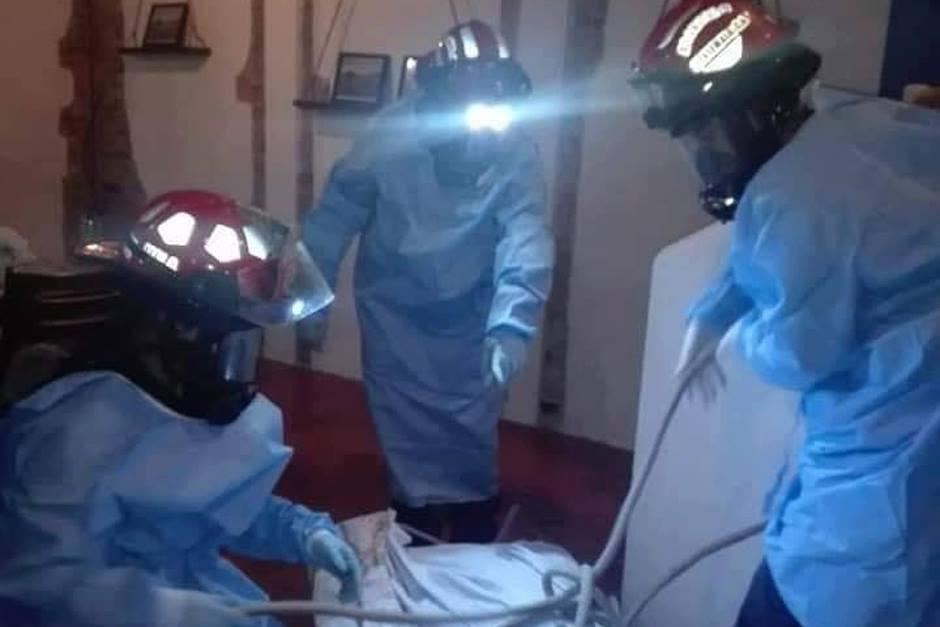 Los bomberos encontraron un cadáver en el interior de un hostal en Antigua. (Foto: CBMD)