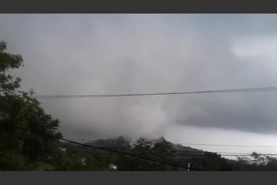 La formación del tornado en una zona montañosa sorprendió a los vecinos. (Foto: captura de Facebook) 