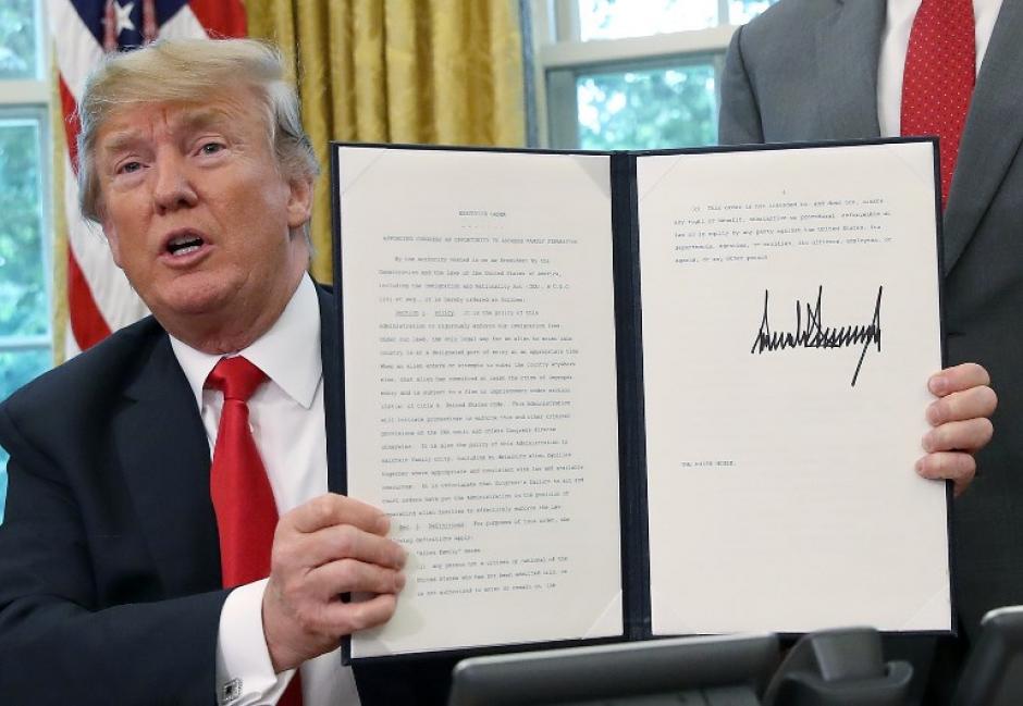 El presidente de Estados Unidos, Donald Trump, firmó un decreto que pone fin a la separación de las familias de inmigrantes. (Foto: AFP)