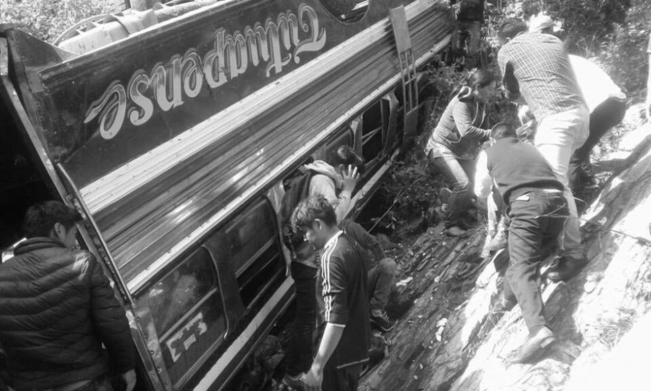 Los paramédicos confirmaron que seis adolescentes fallecieron. (Foto: Viajeros en ruta)