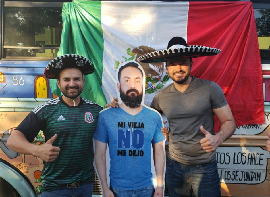 Los amigos de Javier lo llevan por toda Rusia. (Foto: Facebook)