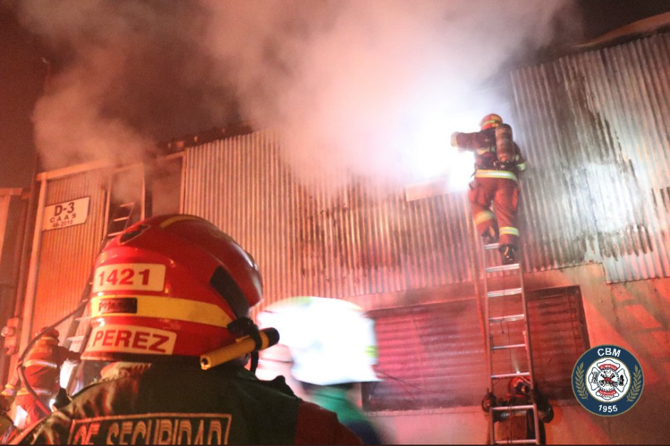 Los bomberos Municipales lograron controlar las llamas dentro de la terminal aÃ©rea. (Foto: Bomberos Municipales)