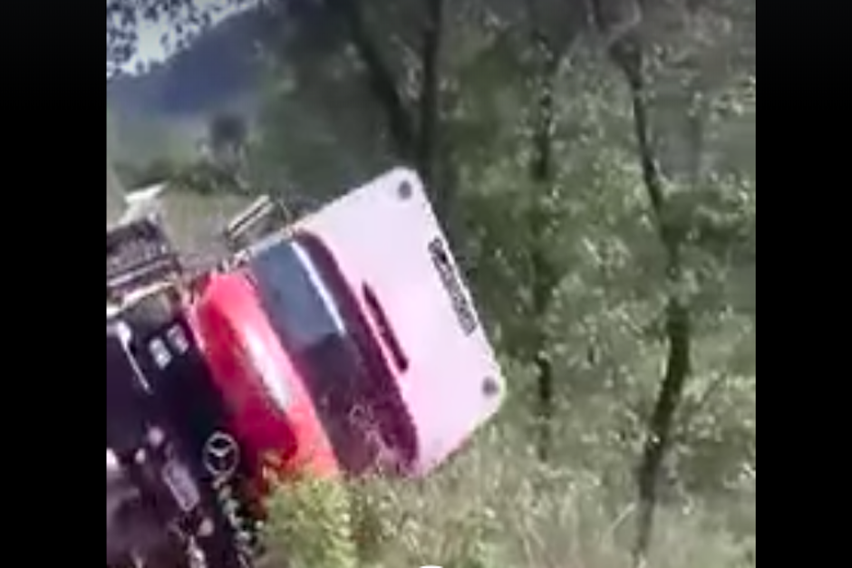 El camión transitaba en la carretera hacia Pachalum, Quiché. (Foto: captura de pantalla)