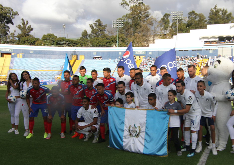 Los equipos salieron con la bandera nacional y se tomaron la fotografía juntos (Fotos: Luis Barrios/Soy502) 