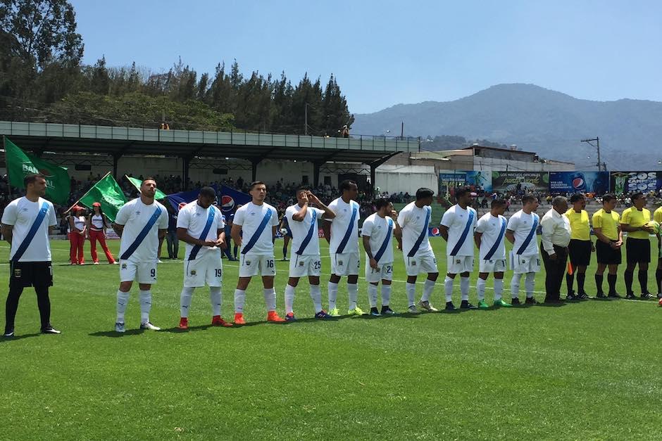 El equipo de comunicaciones vistió la camiseta azul y blanco previo a enfrentar a Antigua. (Foto: Fredy Hernández/Soy502)