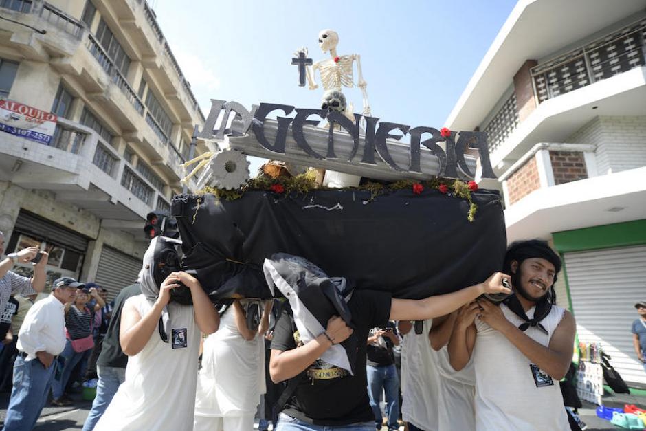 La capucha de la Huelga de Dolores es una tradición, pero se ha prestado a muchos abusos. Julio Serrano Echeverría propone rostros descubiertos. (Foto archivo: Wilder López/Soy502)