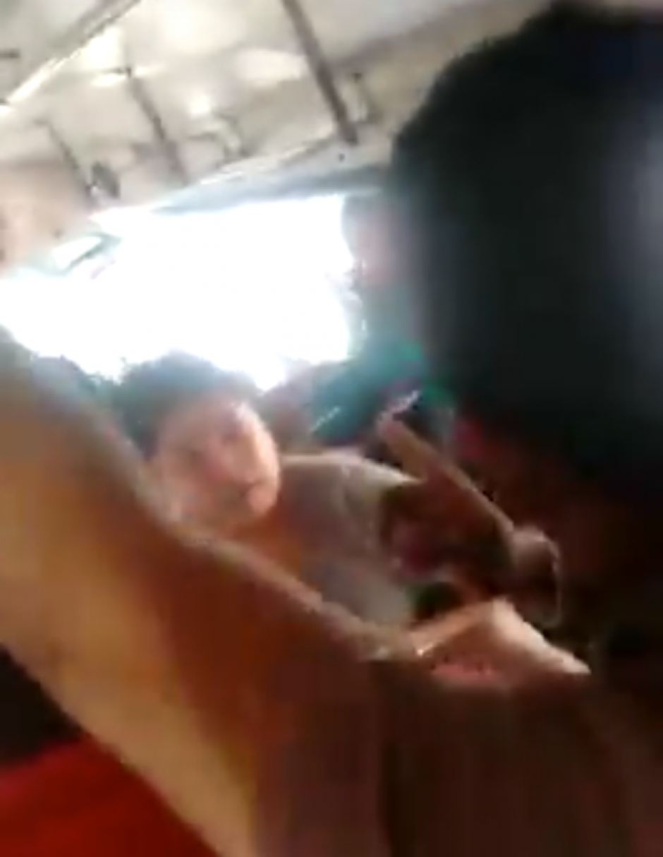 Un ayudante de la ruta de Ciudad Peronia agreció a una mujer, mientras todo es grabado por los pasajeros. (Foto: Captura de pantalla)