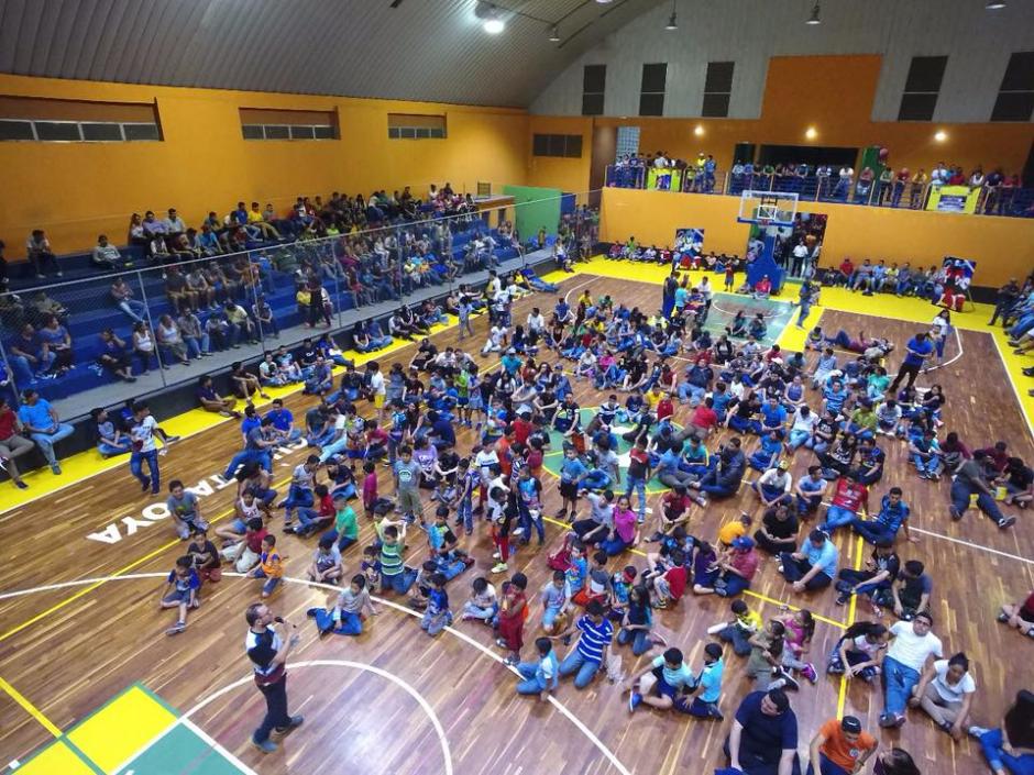 Los asistentes agradecieron la transmisión de este episodio de Dragon Ball Super. (Foto: Jorge Antonio Orellana)