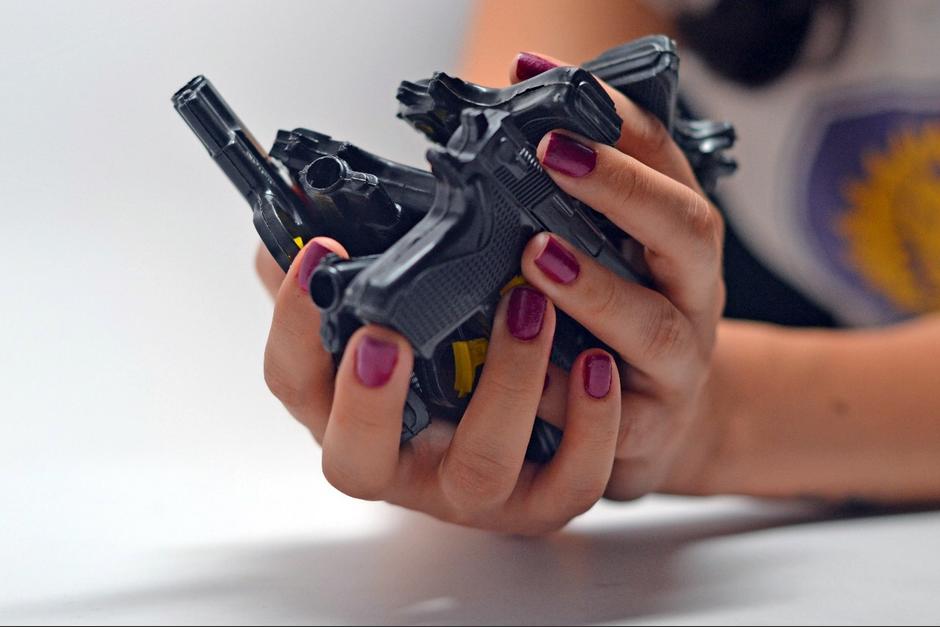 En Guatemala, alrededor de 10 mil mujeres tienen registradas sus armas de fuego, el resto que poseen de manera ilegal no se puede cuantificar. (Ilustración: Soy502) 