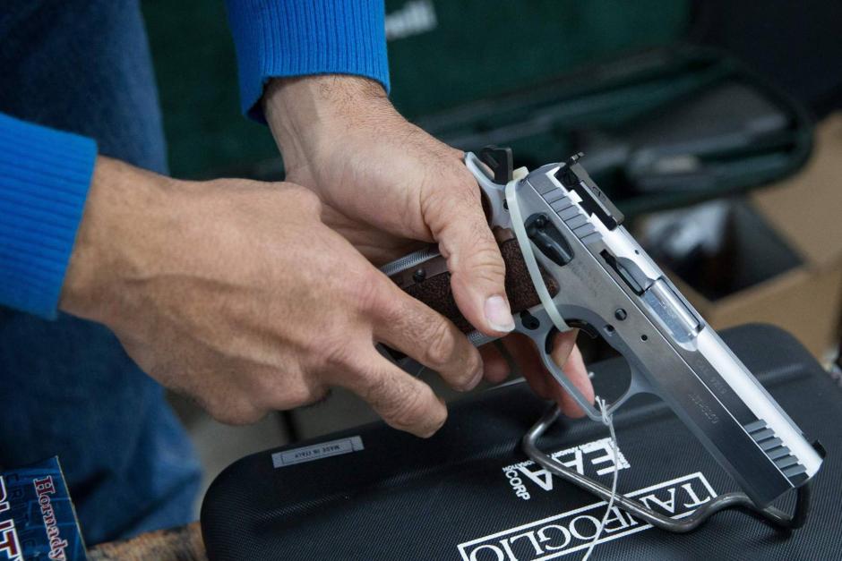 Una pistola como esta fue utilizada por un niño de nueve años para matar a su hermana de trece. (Foto: AFP)