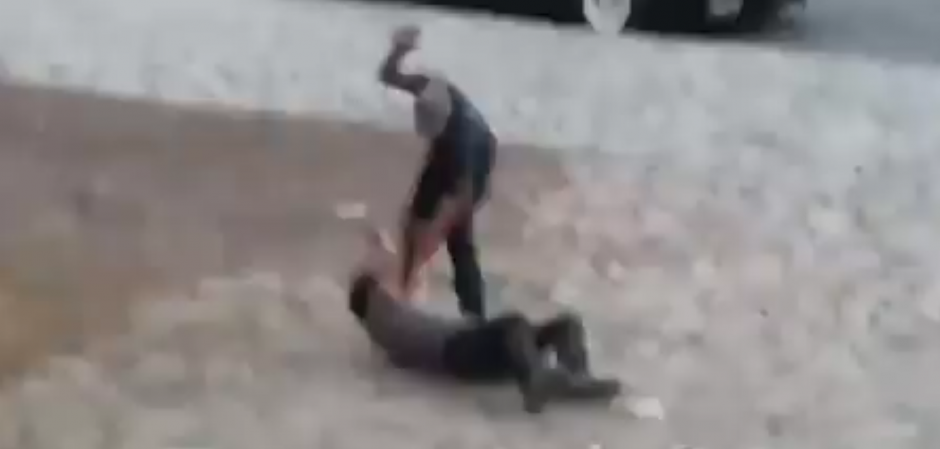 Dos hombres en aparente estado de ebriedad se pelearon en Amatitlán. (Foto: captura de video)&nbsp;