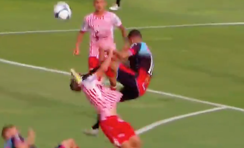 Martín Minadevino fue por el balón con una patada voladora. (Foto: captura de TyC Sports)