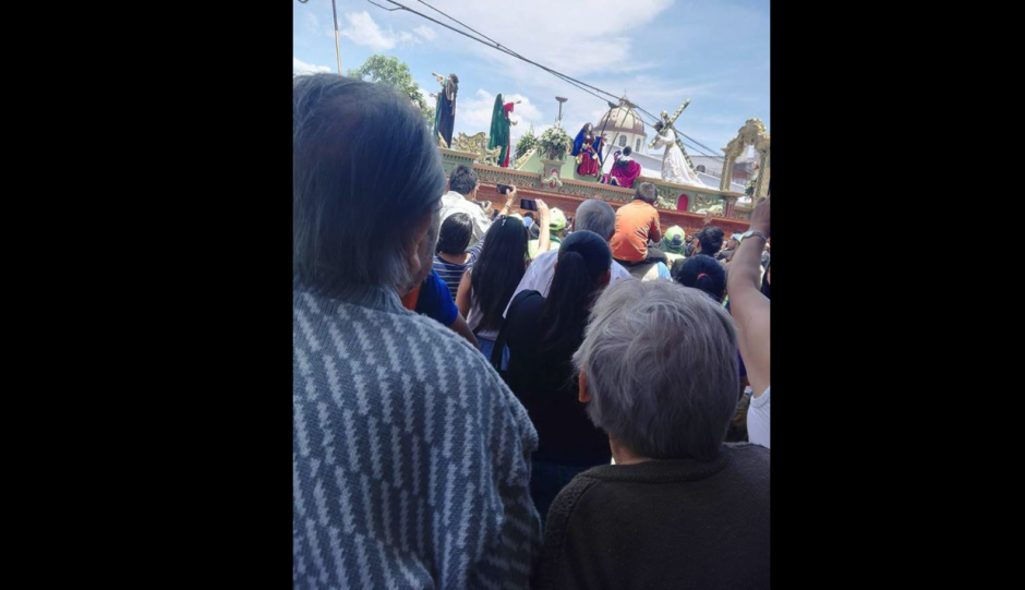 Adultos mayores se conmueven ante procesión que no veían en 7 años. (Foto: Gustavo Méndez) 