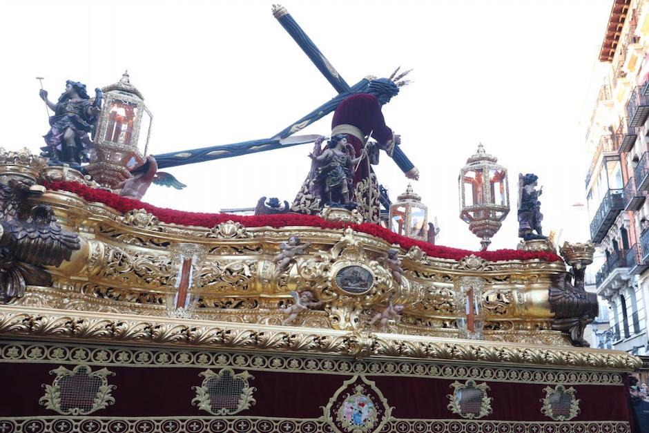 La cruz fue partida en dos tras el impacto luego de que los feligreses no se percataran de la altura de la señal de tránsito. (Imagen: La Razón)